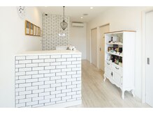 アプレ 本店(apres)の雰囲気（上質なインテリアが並ぶ、高級感溢れる受付です。）