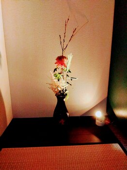 阿紀子 整体/夜の店内 昼間と違う顔を見せる