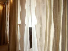 イーエス(e-es)の雰囲気（カーテンを閉めれば個室に♪）