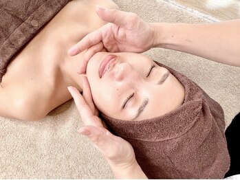 ミナ タラント(Mina Tarant)の写真/美白美容液を贅沢に使用し内側から輝く透明感を！当店こだわりのデコルテケアで顔全体もしっかり引き締め。