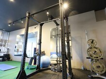 パーソナルジム縁の雰囲気（広い店内でプライベート感覚で思う存分トレーニングができます）