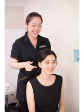 2. 身体・首・顔の歪みのチェックを行っていきます。歪みだけではなく、顔のお悩みの確認もしていきます。