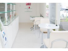 ポーラ ザ ビューティ 富士駅南店(POLA THE BEAUTY)の雰囲気（白を基調とした明るい店内で、ゆったりとお過ごしいただけます。）