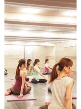 バリマグマストーンヨガ キューピーネイルアンドアイラッシュ Earth店/広いスタジオは定員30人