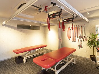 リボーンボディラボ/施術ベッドとレッドコード
