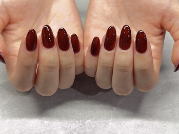 結(Yui)/深みボルドーで魅せる上品な色気