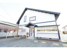 エステティックサロン ドゥネールの雰囲気（青と白の建物が目印★お店の前に駐車場4台あります。）