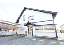 青と白の建物が目印★お店の前に駐車場4台あります。