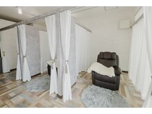 リノ(Lino)の雰囲気(アイ6席・ネイル2席の広々とした店内。個室も2部屋完備◎)