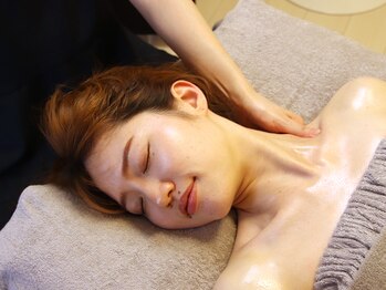 カルム 恵比寿 広尾(calme)の写真/眠れる小顔ヘッドスパで憧れの小顔美人に♪お顔のコリやむくみ・たるみを改善！お肌もトーンUP◎