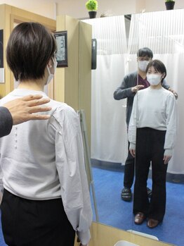 エビサン整体院 八丁堀店/主訴を踏まえ鏡の前で現状確認