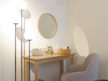 240鍼灸マッサージ院 麻布十番/広々としたドレッサー