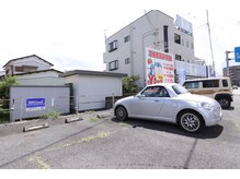 ヴィオラス(VIOLUS)の雰囲気（アパマンショップさんの看板の所が駐車場）