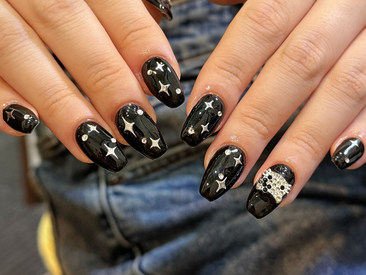 2026年冬トレンド】黒ネイルのネイルデザイン集｜人気順｜2