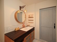 サロン ド リノン(Salon de LINON)の雰囲気（洗面所の大きな鏡とオシャレな蛇口は心を上げてくれます☆）