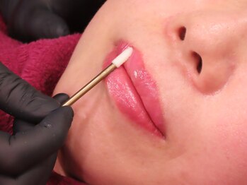 カリオン/唇をピンク色に クリムを塗る