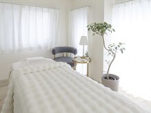 リリー 中目黒(Lily)の雰囲気（180℃窓に囲まれた明るく温かみのあるサロン）