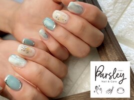 くすみブルーのニュアンスネイル
