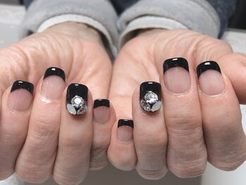 ネイルサロン マハロ 横浜四季の森フォレオ店(Nail Salon Mahalo)/フレンチ&Vカットストーン