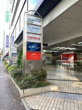 ビューステージ アイブロウサロン 岡山/アデランスの看板が目印です