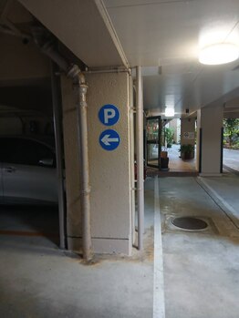 ブリエ(BRILLER)/Pの看板を目印にお進みください