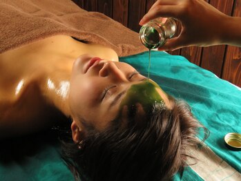 もみの気ハウス 渋谷道玄坂店/しっかりオイルを頭に垂らします