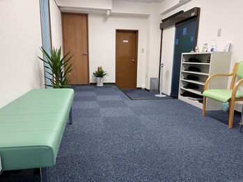 健康堂 綱島駅前店/待合室