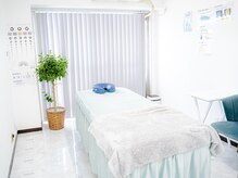 眼に特化した整体 アイケアLaBo 中央林間店[ヘッドスパ/首肩こり/骨盤矯正/小顔]の雰囲気（明るい店内で気持ちもクリアに[眼精疲労/リンパ/マッサージ]）