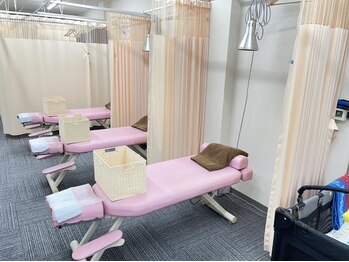 すみだバランス鍼灸整骨院 押上本院/カーテンで仕切っています。