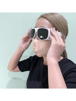 セルフライン(SELF LINE)/遮光グラスを着用