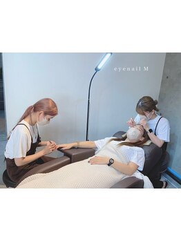 ネイル・アイメニューの同時施術が可能