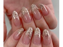 自然になじんで華やかさをプラスする、王道ラメグラ*