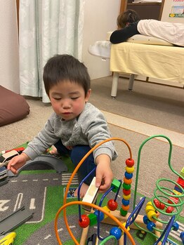 子育てママの整体サロン/施術中のお子様の様子