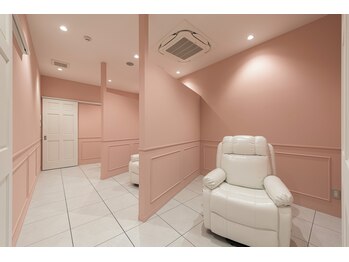 ロヴィ 郡山駅前店(Rovie)の写真/半個室でゆったり施術!お客様のお好みに合わせたお目元のご提案も♪当日予約OKだから学校帰りも◎