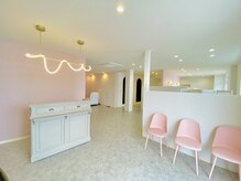 モカ(moca)の雰囲気（ピンクベージュの明るい店内です♪）