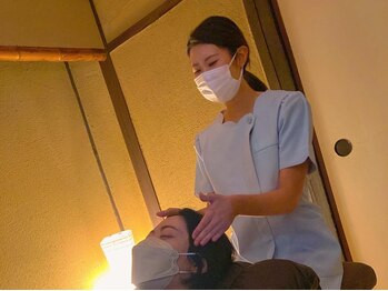 癒し～ぷ 京都河原町店の写真/＜ドライヘッドスパで頭と心を癒す＞心地よい力加減のドライヘッドマッサージで頭皮をじっくりと解します＊