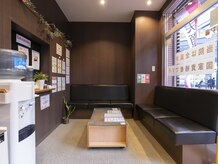 和み治療院 南浦和店/広々とした待合室