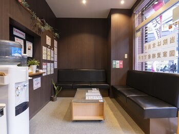 和み治療院 南浦和店/広々とした待合室