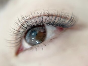 ロイス(ROIS)の写真/自まつ毛が少ない方も◎本数が少なくても目力UP！自まつ毛に馴染む自然なボリューム感で印象的な目元へ♪