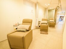 トーチ アイラッシュ ガーデン 鵠沼海岸店(TORCH EYELASH GARDEN)の雰囲気（《プライベート空間を確保》カーテン仕切りや個室完備でゆったり）