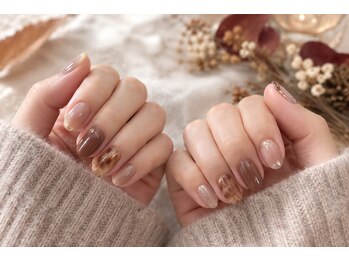 ブリランテ 金沢店(Brillante)の写真/この秋は、ちゅるんと上品に！毎日に馴染む大人の秋ネイルで指先をおしゃれに♪