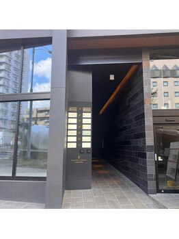 ポラリス(POLARIS)/ビル入り口 (覚王山通りから)