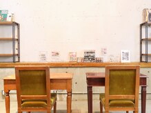 ノラ ミナミアオヤマ(NORA MINAMIAOYAMA)の雰囲気（落ち着いた心地よい空間、美容室併設で広々とした店内です）