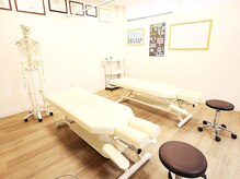 森小路はり灸整骨院の雰囲気（施術中はカーテンで仕切り、人目を気にせず受けていただけます。）