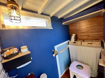 ムスビ(musubi)/全身の汗をタオルで拭いて着替え