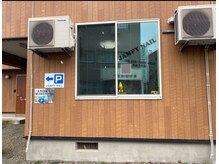 ジャンピーネイル(JAMPY NAIL)の雰囲気（▲アパート1階/入口は裏です!!▲駐車場付き（屋根の中））