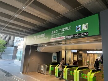 ロレインブロウ 横浜関内店/JR桜木町駅新南口から店舗へ１