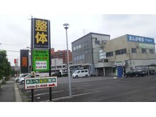 こちらの看板が目印です。駐車場の入口にあります。