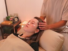 草臥(くたびれ)/ドライヘッドスパを受ける女性