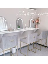 マドモア 土山店(MADEMORE)/清潔感のあるメイクスペース